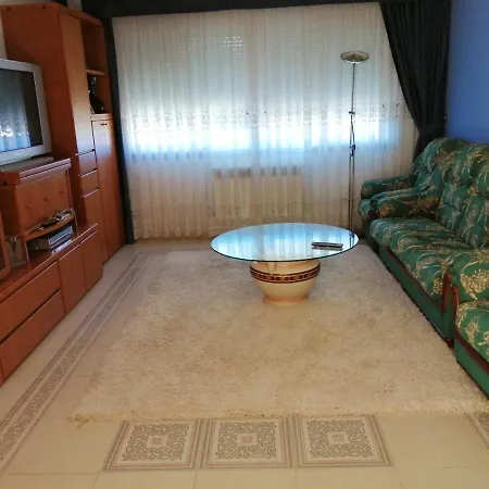 4 Bedrooms With Enclosed Garden And Wifi At Apartment