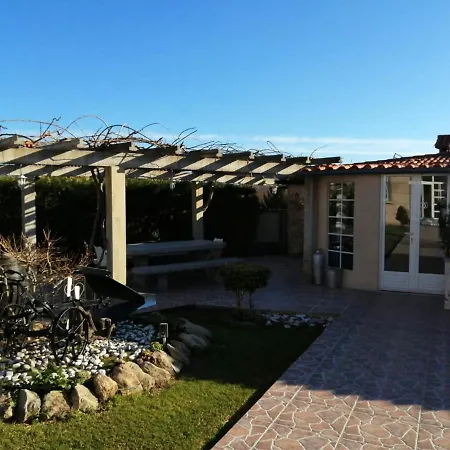 Apartment 4 Bedrooms With Enclosed Garden And Wifi At Tomino