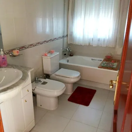 4 Bedrooms With Enclosed Garden And Wifi At *