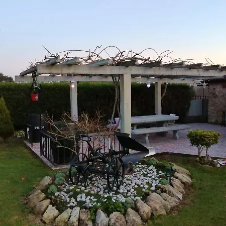 4 Bedrooms With Enclosed Garden And Wifi At Apartment *
